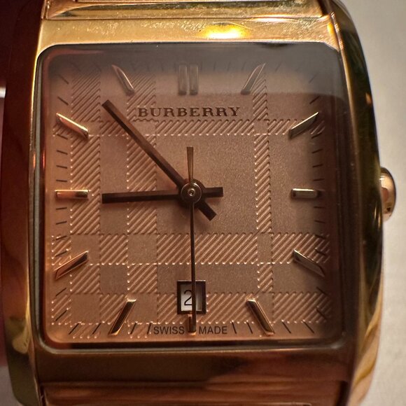 Burberry ROSE GOLD 50 M/165 ft Swiss made WOMEN'S watch - Picture 1 of 2